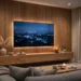 Moderne Wohnzimmerwand mit TV: Holzlamellenverkleidung, LED-Hintergrundbeleuchtung und schwebendem Lowboard im warmen Abendlicht.